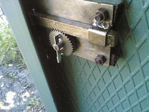 Скрытый замок на калитку. Защелка для калитки своими руками: фото, как сделать на ворота из профнастила, видео