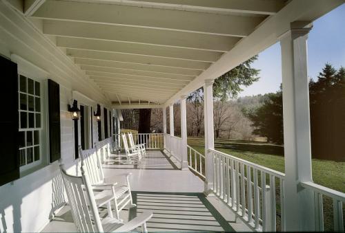 Крыльцо с навесом для дачи. Крыльцо — идеи строительства своими руками. 120 фото лучших проектов современности