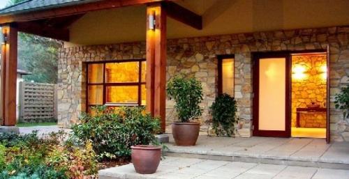 Как оформить вход в дом с крыльцом. Вход в дом — крыльцо: варианты дизайна в частном доме