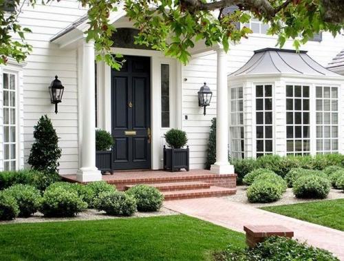 Как оформить вход в дом с крыльцом. Вход в дом — крыльцо: варианты дизайна в частном доме