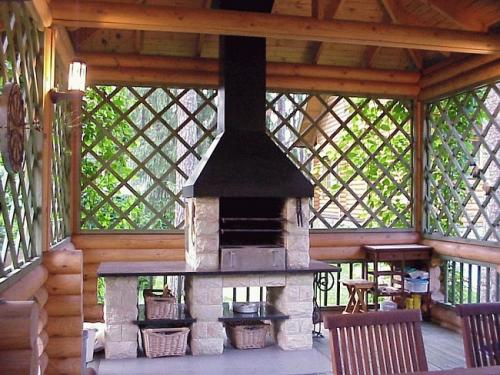 Кованые беседки для дачи с мангалом. Особенности беседки с мангалом