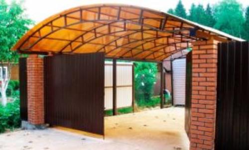 Виды навесов из поликарбоната. Особенности конструкций