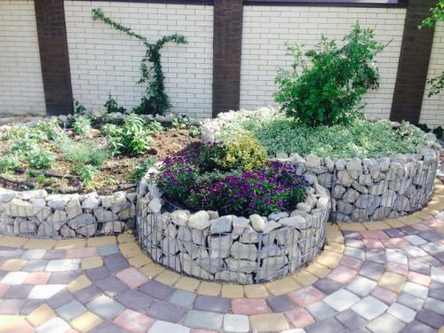 Цветник с камнями и многолетниками. Клумба из камней: как сделать своими руками, примеры видов клумб с фото, в саду и возле дома, особенности сооружения