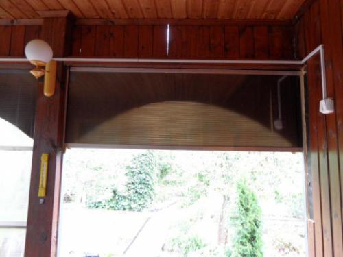 Как сделать раздвижные окна из поликарбоната для беседки своими руками. Остекление веранды сотовым поликарбонатом.