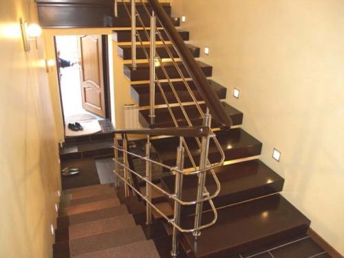 Перила для лестниц в частном доме. Составляющие оградительные элементы для лестниц