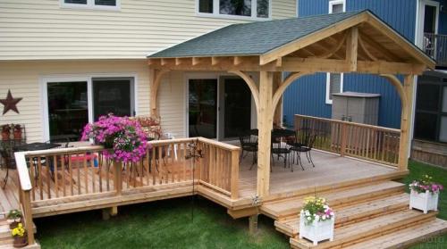 Крыльцо с террасой для частного дома из дерева. Деревянное крыльцо с навесом для частного дома