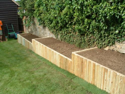 Декор для клумбы из дерева. Ограждение для клумб и грядок из дерева – красота с природным началом (более 70 фото)