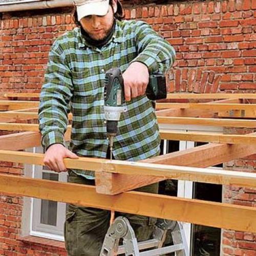 Как прикрепить навес к стене дома. Самый простой навес у дома. 17