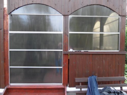 Как сделать раздвижные окна из поликарбоната для беседки своими руками. Остекление веранды сотовым поликарбонатом.