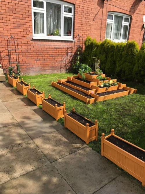 Декор для клумбы из дерева. Ограждение для клумб и грядок из дерева – красота с природным началом (более 70 фото)