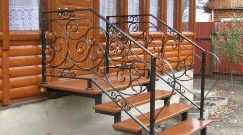 Лестница для крыльца на металлическом каркасе. Крыльцо из металла для частного дома