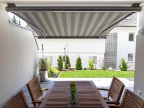 Навес над террасой частного дома. Используемые материалы для навеса 05