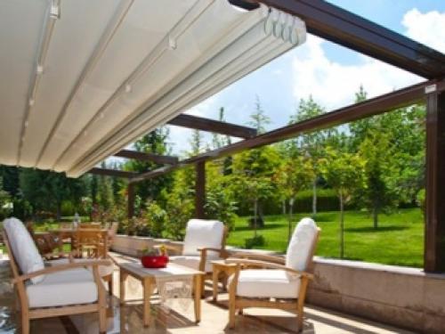 Навес над террасой частного дома. Используемые материалы для навеса 04