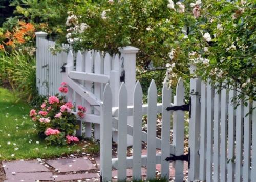 Декоративный забор своими руками: материалы, разновидности и варианты ограждения (100 фото)