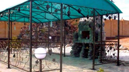 Беседки кованые с крышей. Кованые беседки для дачи: элитные, дорогие и уникальные, простые и красивые, оригинальные. Пример строительства беседки своими руками. 80 фото лучших вариантов беседок на даче