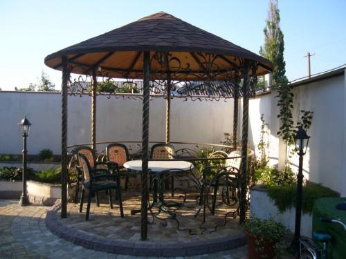 Беседки кованые с крышей. Кованые беседки для дачи: элитные, дорогие и уникальные, простые и красивые, оригинальные. Пример строительства беседки своими руками. 80 фото лучших вариантов беседок на даче