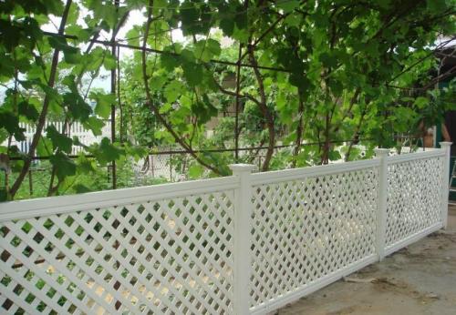 Декоративный забор своими руками: материалы, разновидности и варианты ограждения (100 фото)