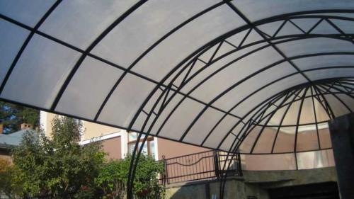 Навесы из поликарбоната своими руками. Навес из поликарбоната — поэтапный мастер-класс для изготовления своими руками, преимущества навеса, особенности конструкции