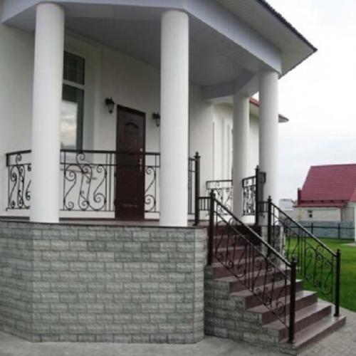 Крыльцо с двумя спусками. Следующий пример деревянного дома имеет другую конструкцию крыльца 15