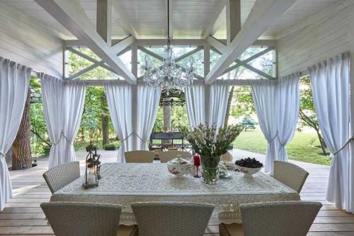 Занавески для беседки. Уличные шторы: виды и материалы