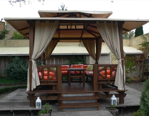 Занавески для беседки своими руками. Из чего сшить шторы для беседки