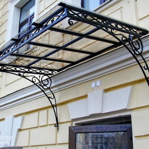 Навесы над крыльцом из поликарбоната. Изготовление козырька над крыльцом из поликарбоната 01