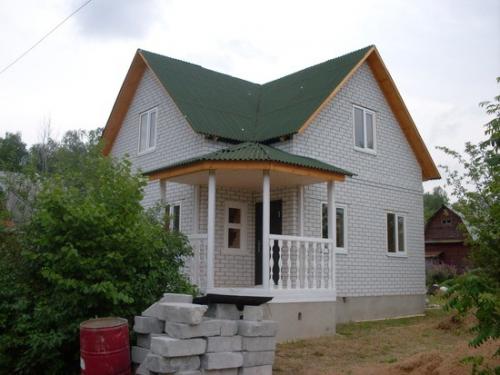 Крыльцо с двумя спусками. Следующий пример деревянного дома имеет другую конструкцию крыльца 18