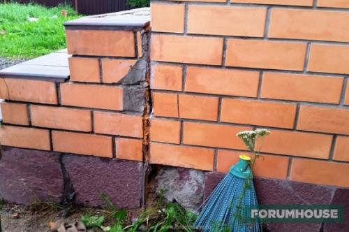 Крыльцо со ступеньками в частном доме. Ремонтировать или ломать