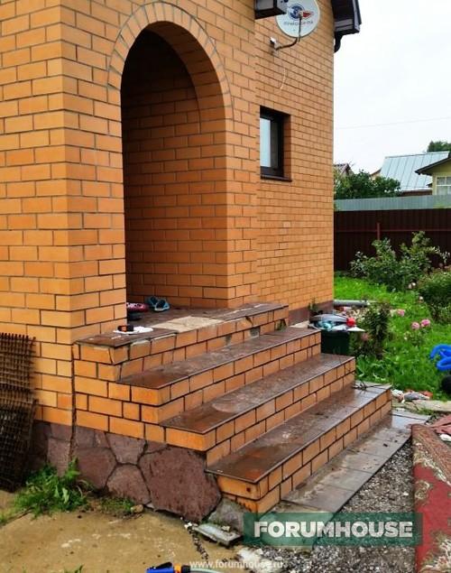 Крыльцо со ступеньками в частном доме. Ремонтировать или ломать