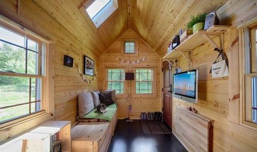 Вагончик для жилья на даче. Обустройство бытовки 03