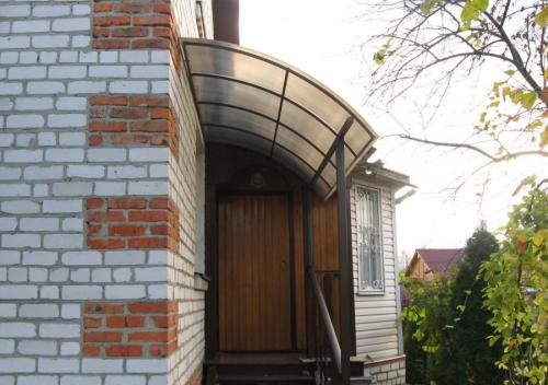 Навесы и козырьки над крыльцом. Козырек над крыльцом: основные разновидности и советы по оформлению (75 фото-идей)