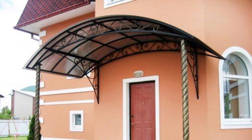 Крыльцо для частного дома с навесом из поликарбоната. Особенности козырьков из поликарбоната над крыльцом