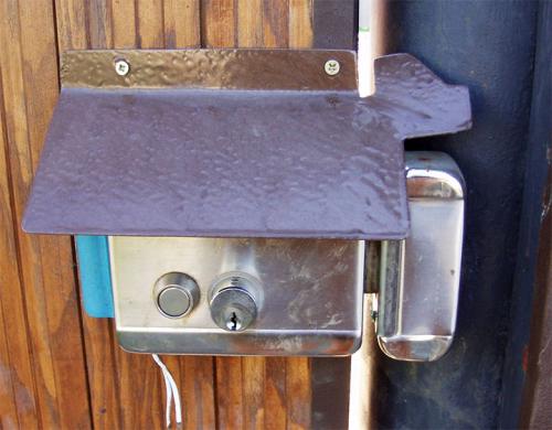 Электрический замок на калитку. Монтаж электромеханического замка на калитку – все за и против