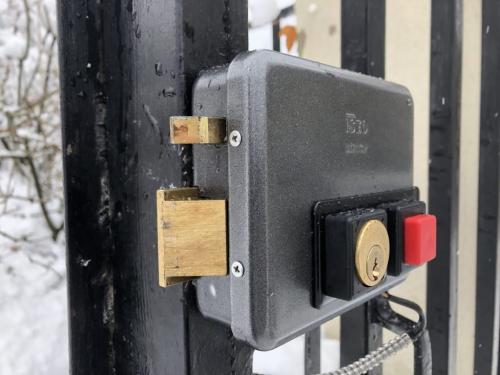 Замок на калитку электромеханический. В чем особенность электромеханического замка