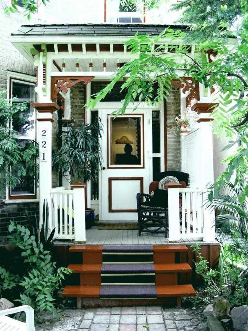 Крыльцо под одной крышей с домом. Крыльцо к дому — примеры стильного и красивого оформления входа в дом (135 фото и видео)