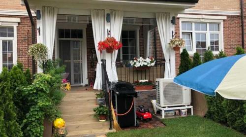 Крыльцо под одной крышей с домом. Крыльцо к дому — примеры стильного и красивого оформления входа в дом (135 фото и видео)