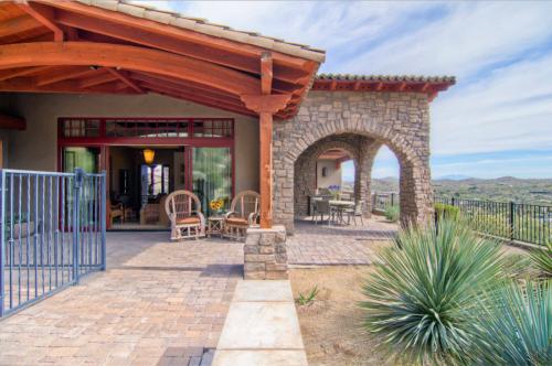 Из чего лучше сделать навес во дворе. Из чего сделать навес во дворе частного дома?