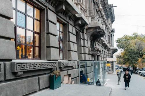 Крыльцо под одной крышей с домом. Крыльцо к дому — примеры стильного и красивого оформления входа в дом (135 фото и видео)