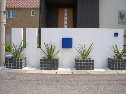 Клумба из кирпичей своими руками. Клумбы из кирпича своими руками: прямые и угловые варианты оформления клумб (105 фото и видео)