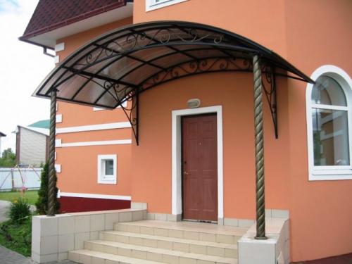 Навес над крыльцом частного дома своими руками. Какой материал лучше использовать для навеса в качестве накрытия