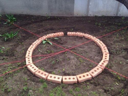 Клумба из кирпичей своими руками. Клумбы из кирпича своими руками: прямые и угловые варианты оформления клумб (105 фото и видео)