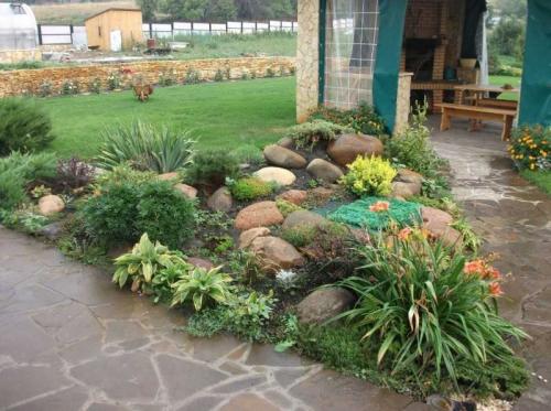 Оформление клумбы с камнями. Цветочная клумба из камней: фото и видео примеры постройки и оформления каменной клумбы