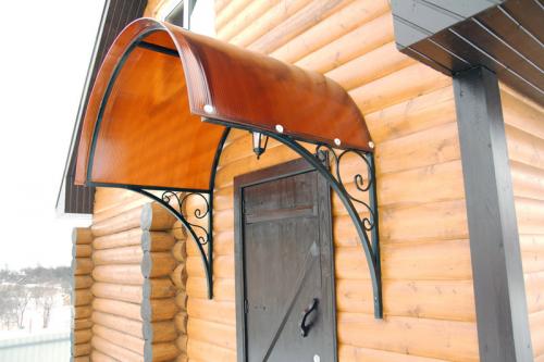 Открытое крыльцо с навесом. Стильное оформление фасада: козырьки и навесы над входом в дом