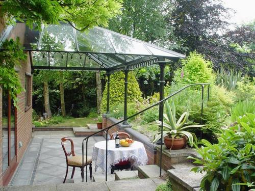 Зачем нужно открытое крыльцо с навесом. Нормативные требования к козырькам и навесам над входом