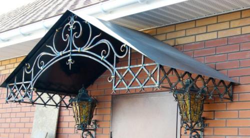 Открытое крыльцо с навесом. Стильное оформление фасада: козырьки и навесы над входом в дом