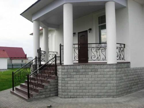 Красивые ступеньки в частном доме. Крыльцо — 115 фото стильного оформления и этапы постройки крыльца для частного дома