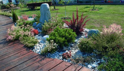 Из каких подручных материалов можно сделать клумбу для цветов. Виды