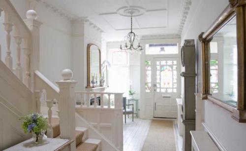 Красивые ступеньки в частном доме в прихожей. Прихожая с лестницей в частном доме: выбор отделочных материалов и современный дизайн коридора