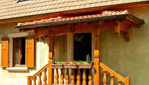 Навесы из поликарбоната над крыльцом частного дома. Особенности козырьков из поликарбоната над крыльцом 21 Навесы из поликарбоната над крыльцом частного дома. Особенности козырьков из поликарбоната над крыльцом 21