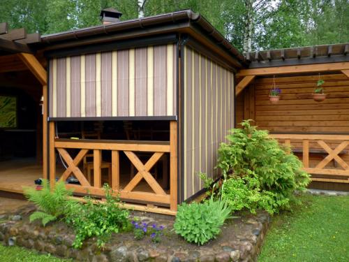 Чем закрыть беседку от дождя и ветра. Способы укрытий беседки от негативных погодных условий